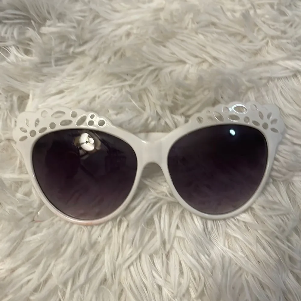 White Cateye Sunglasses • Black lenses